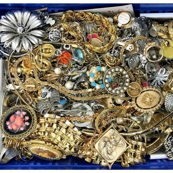KRISTI’S SPECIAL ~ Ginormous Estate Sale 5 LB Jewelry Lot Vintage Bulk Resell - Picture 6 of 10